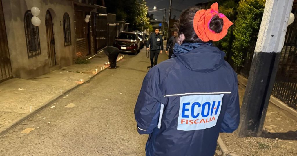 Hombre es asesinado con al menos seis tiros en Peñalolén mientras caminaba por la vía pública