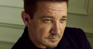 Jeremy Renner es acusado por documentalista de amenazas y acoso: Actor niega los hechos