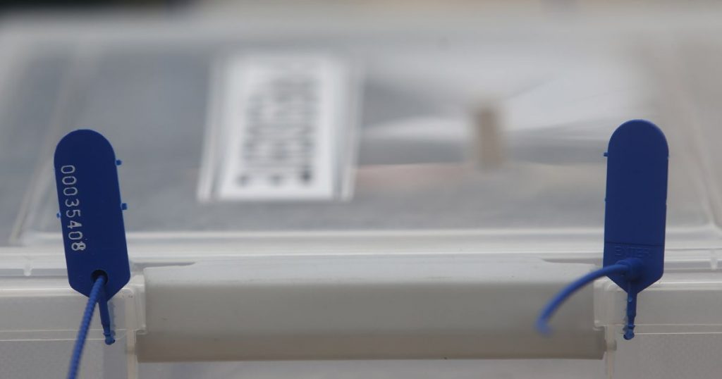 Jóven llegó a votar en Maipú y terminó como vocal sin estar registrado en su mesa