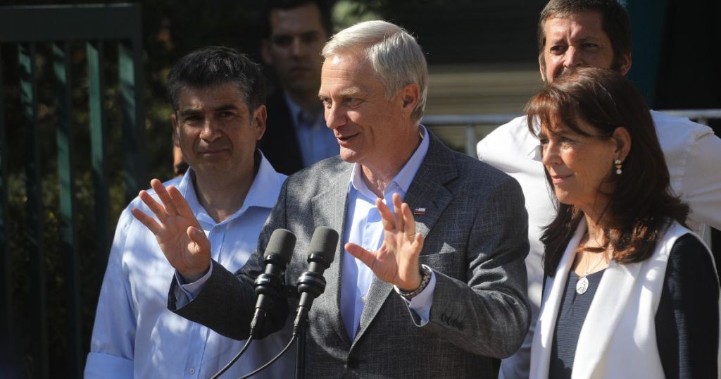 Comando de José Antonio Kast instala detector de metales a la entrada de casona