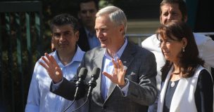 Comando de José Antonio Kast instala detector de metales a la entrada de casona