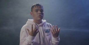 Conmoción total: Artista urbano chileno grave en el hospital tras fatal choque familiar