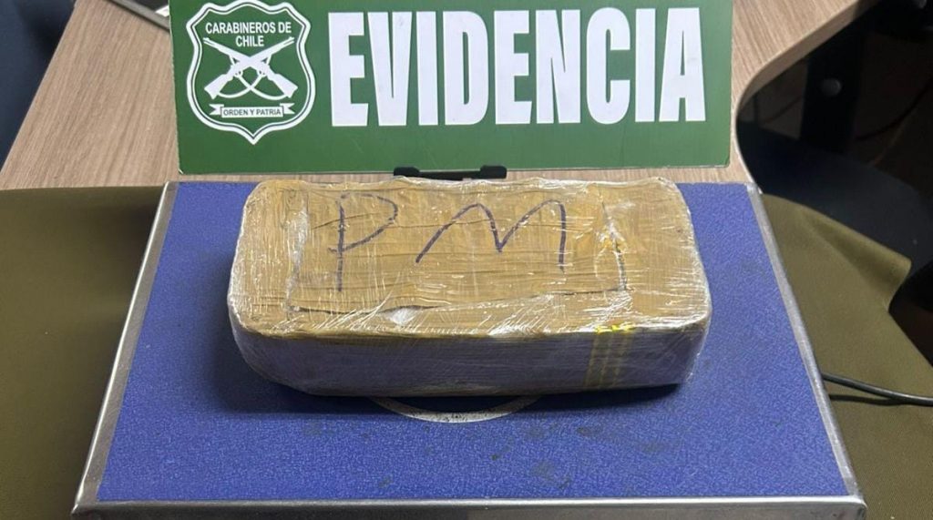 Estación Central: Carabineros detuvo a 2 sujetos e incautó más de 1 kilo de droga