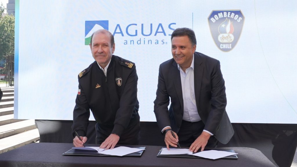 Aguas Andinas y Bomberos RM firman convenio clave para enfrentar incendios y cambio climático