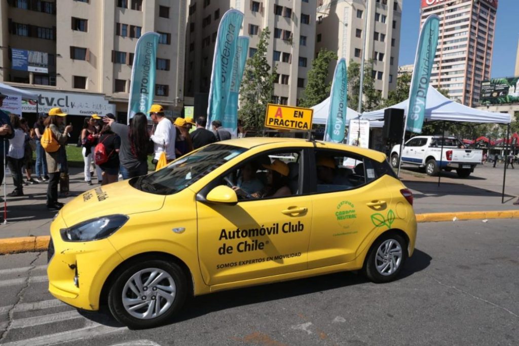 Frente a La Moneda: Personas ciegas de todo Chile vivirán la experiencia de conducir por primera vez un automóvil