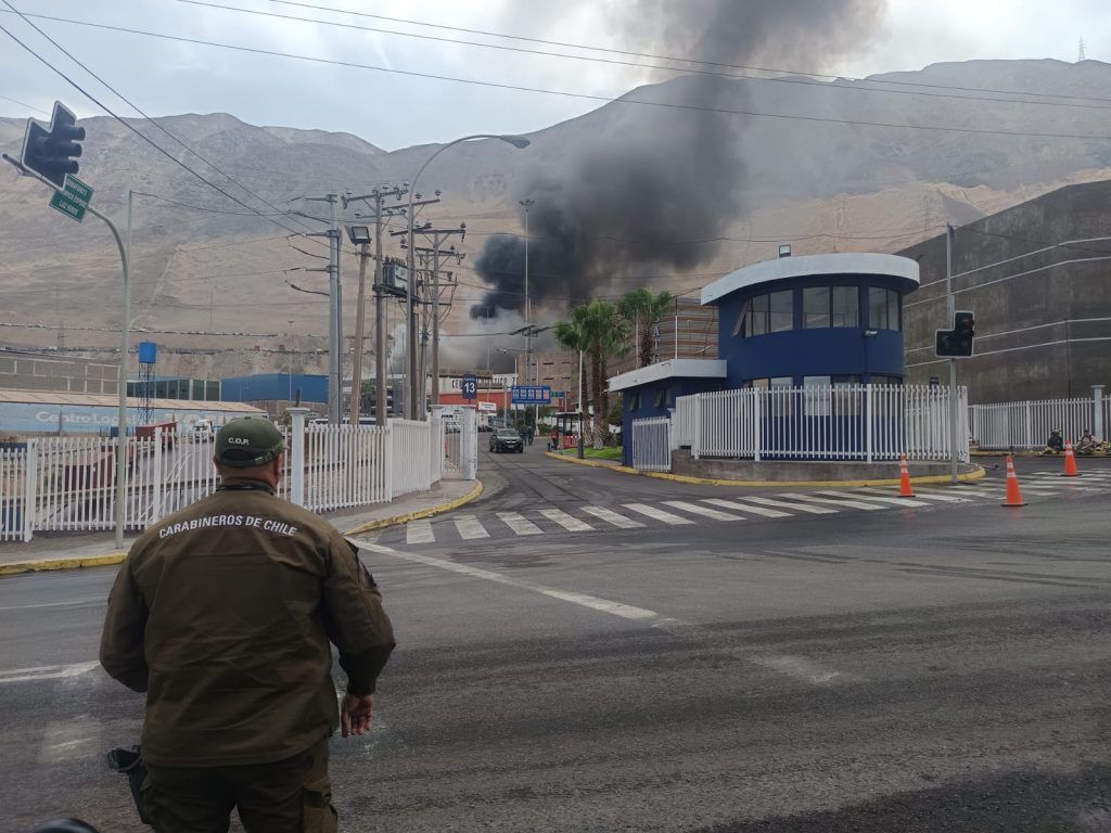 Iquique: Bomberos combaten por más de 15 horas un voraz incendio en Zofri