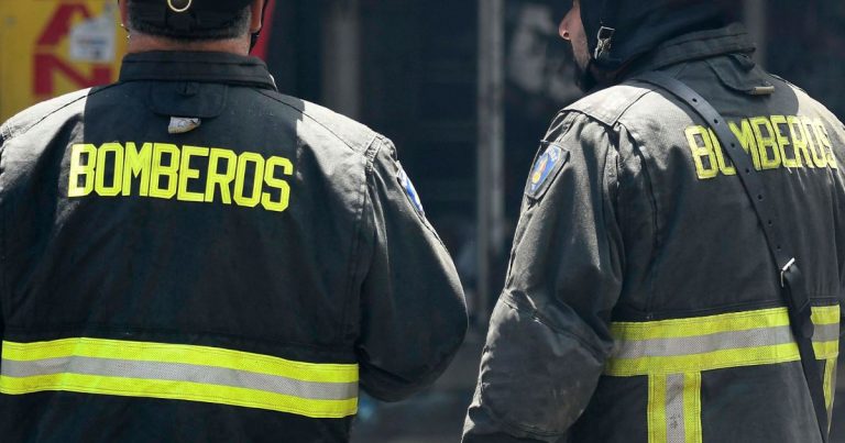 Incendio estructural afectó a cinco viviendas en Valparaíso y movilizó a 11 carros de Bomberos