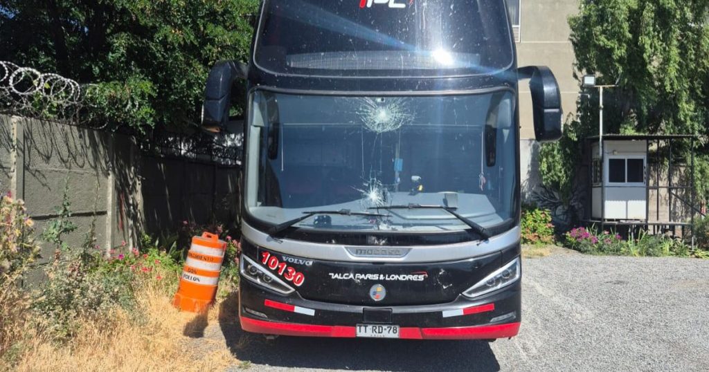 Fotos | Universidad de Chile denuncia que bus que trasladaba jugadores fue apedreado en Rancagua