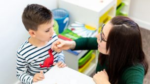 Expertos destacan 3 señales clave para saber cuándo acudir al fonoaudiólogo