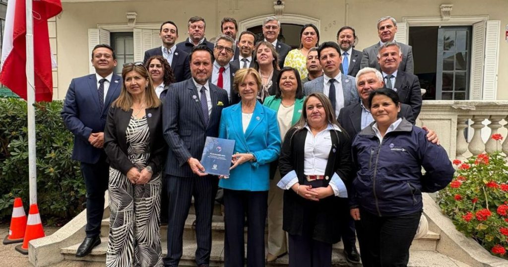 Alcalde de Puerto Montt y representantes regionales entregan propuesta a candidatos presidenciales sobre industria del salmón