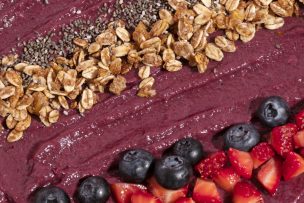 ¿Qué es el açaí? Descubre la fruta brasileña que arrasa en bowls saludables