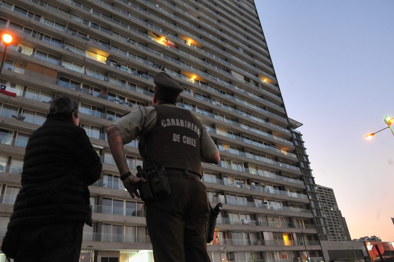 Sujeto quema a su expareja en Santiago y escapa escalando 17 pisos por los balcones