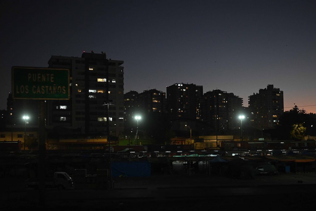 Falla de alta tensión deja sin electricidad a miles de clientes en Santiago