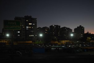 Falla de alta tensión deja sin electricidad a miles de clientes en Santiago