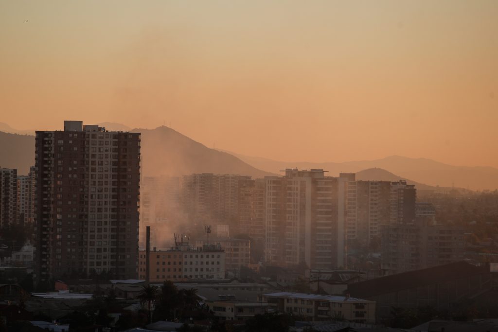 Humo del incendio en San Pedro llega a Santiago: Minsal entrega recomendaciones