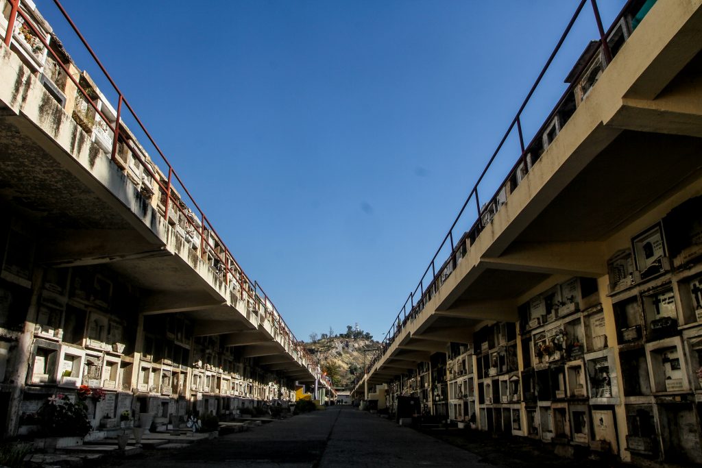 Encuentran un cuerpo en pleno estacionamiento del Cementerio General