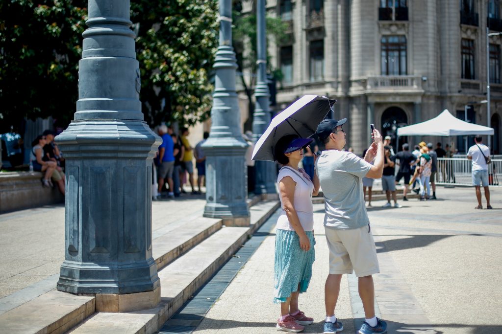 ¡A prepararse! Dirección Meteorológica anuncia 33° C y cielo despejado en Santiago