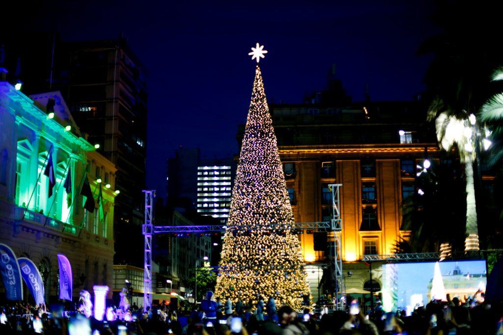 Santiago da la bienvenida a la Navidad con el tradicional encendido del árbol en Plaza de Armas
