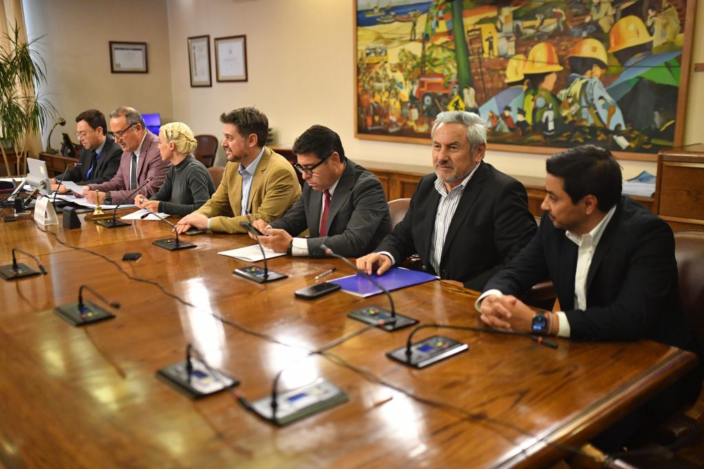 Comisión anula votación de AC contra ministro Simpertigue: se retomará mañana