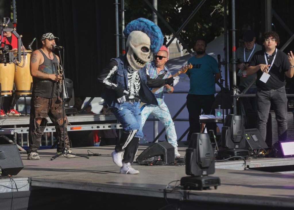 Con artistas y figuras del oficialismo: Jara cierra campaña en Puente Alto con show