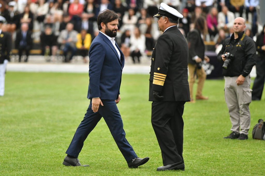 85 nuevos guardiamarinas se graduaron en la Escuela Naval en presencia del Presidente Boric