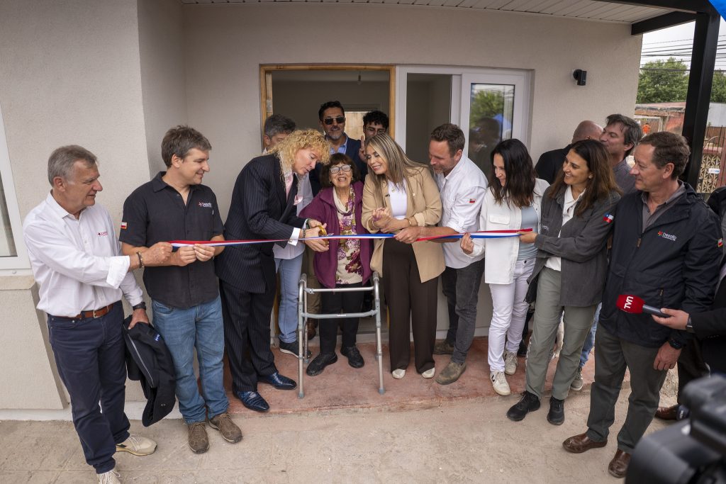 Leonardo Farkas entrega 50 casas en Quilpué y critica gestión del gobierno: 