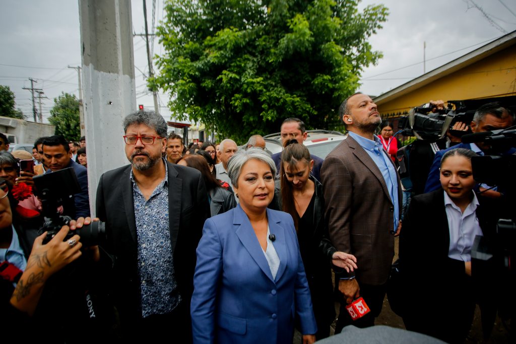 Entre empujones y abrazos: Jeannette Jara llega a votar en medio de masivas aglomeraciones