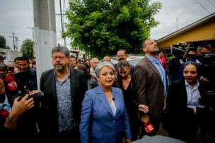 Entre empujones y abrazos: Jeannette Jara llega a votar en medio de masivas aglomeraciones