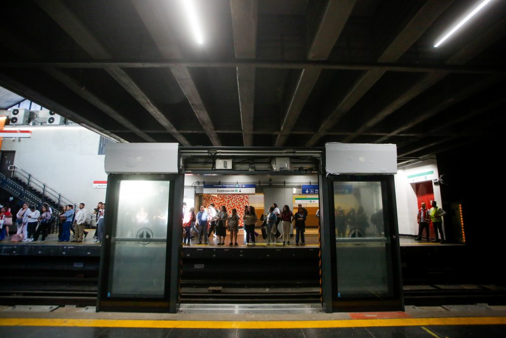 Estación San Pablo da el primer paso: Metro inicia instalación de puertas de andén en Línea 1