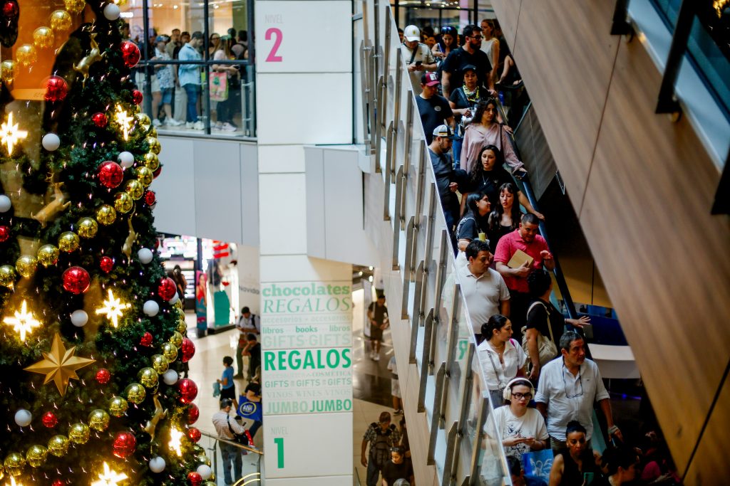 Malls llenos en Navidad, pero con cautela: el 38% de las personas comprará menos, según la CNC