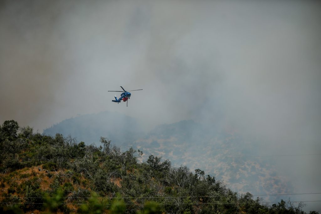 UC dispuso el Claro Arena para el combate del incendio forestal en San Carlos de Apoquindo