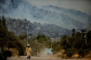 Incendio en San Carlos de Apoquindo: Anuncian querella criminal tras hallazgo de colillas de cigarro