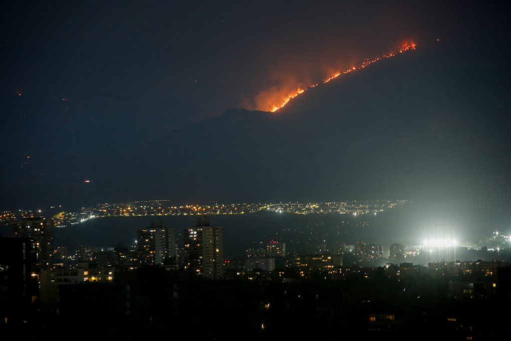 FOTOS | Las imágenes del incendio en San Carlos de Apoquindo