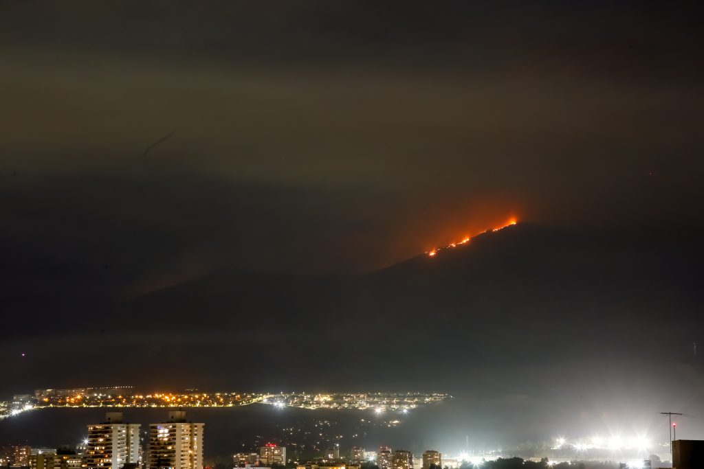 Incendio Plaza Sur en Las Condes ya afecta 940 hectáreas y continúa en combate