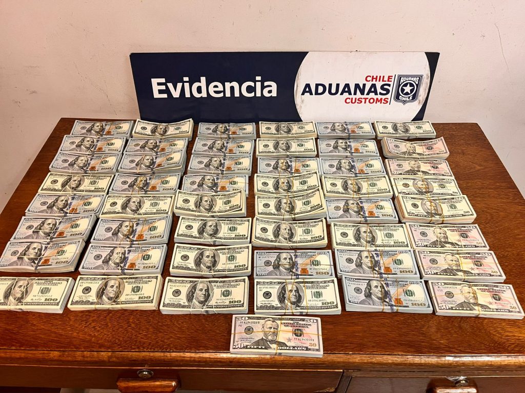 Ocultaron casi medio millón de dólares en efectivo en sistema de aire acondicionado de bus