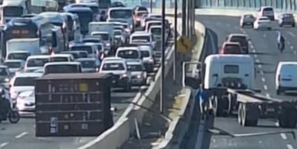 Choque de camión provoca gran congestión en Ruta 5: container quedó atravesado en plena vía