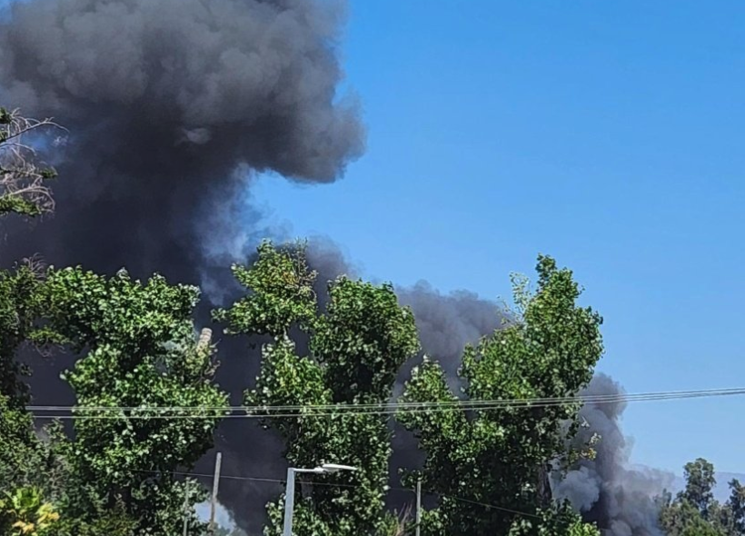 Enorme incendio afecta a fábrica en La Pintana: Bomberos combate emergencia