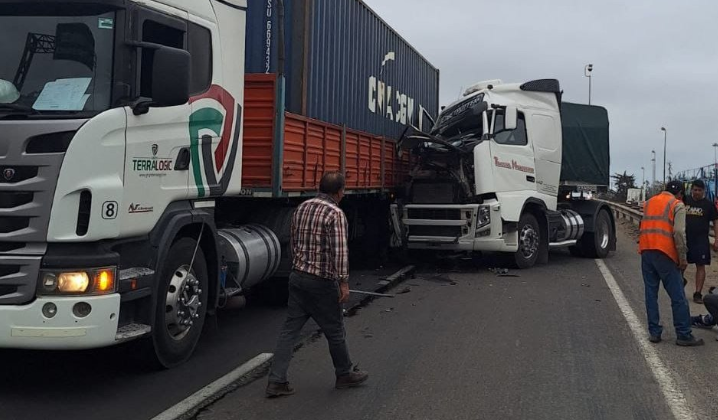 Accidente en Autopista del Sol: colisión entre dos camiones complica el tránsito hacia Santiago