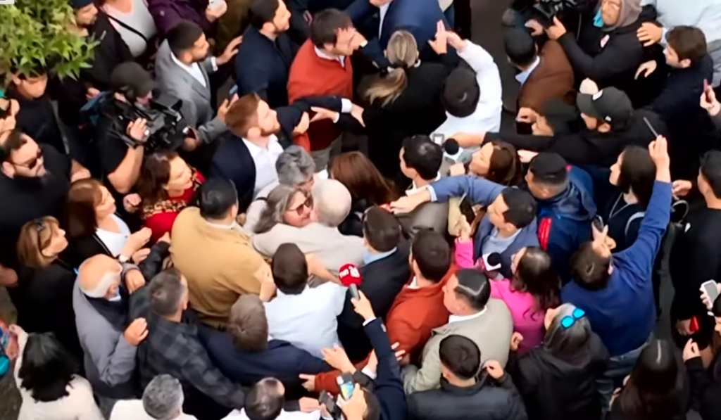 Caos total en la llegada de Kast a su local de votación en Paine