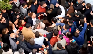 Caos total en la llegada de Kast a su local de votación en Paine