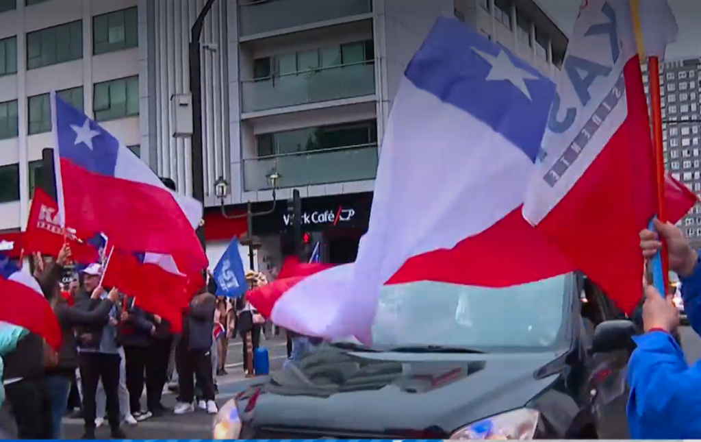 [VIDEO] Chilenos celebran en las calles la victoria de José Antonio Kast como Presidente Electo