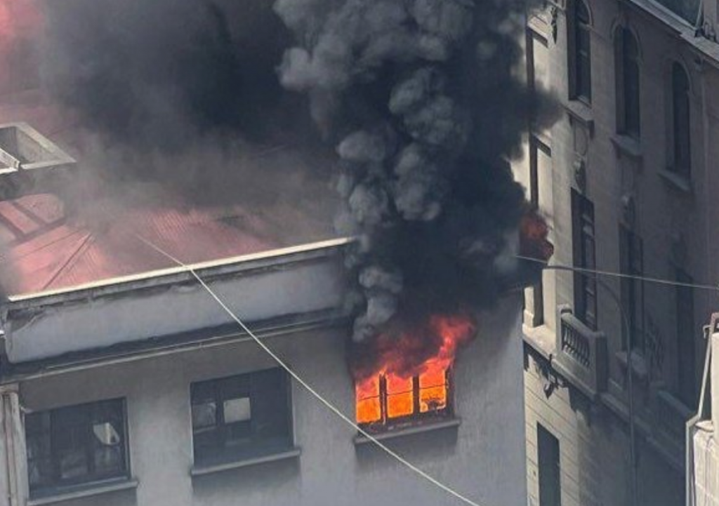 Incendio afecta a edificio en Santiago Centro y amenaza con propagarse a más inmuebles
