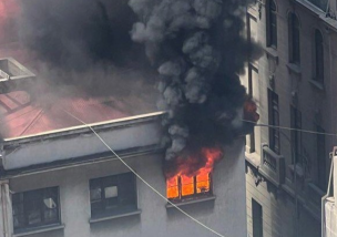 Incendio afecta a edificio en Santiago Centro y amenaza con propagarse a más inmuebles