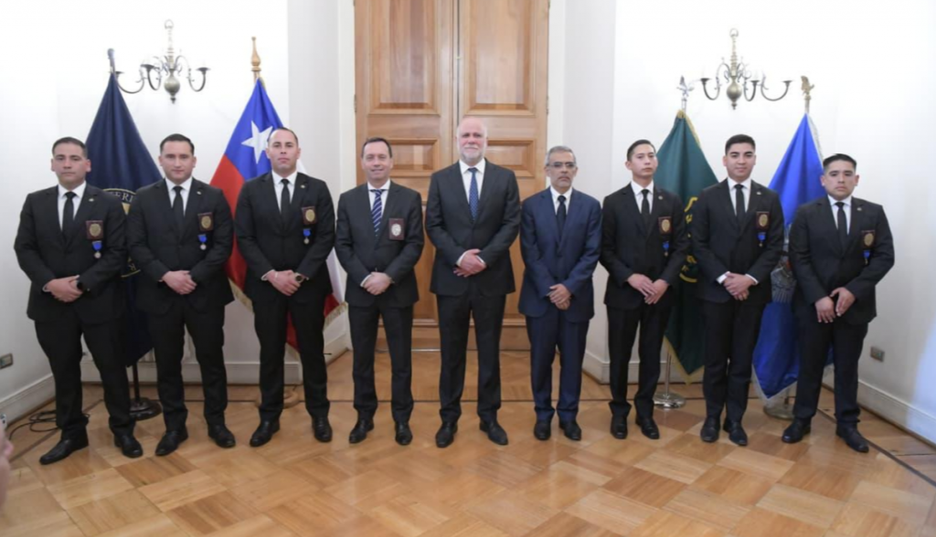 Ministro Elizalde encabeza ceremonia en La Moneda para reconocer a escoltas del Gobierno