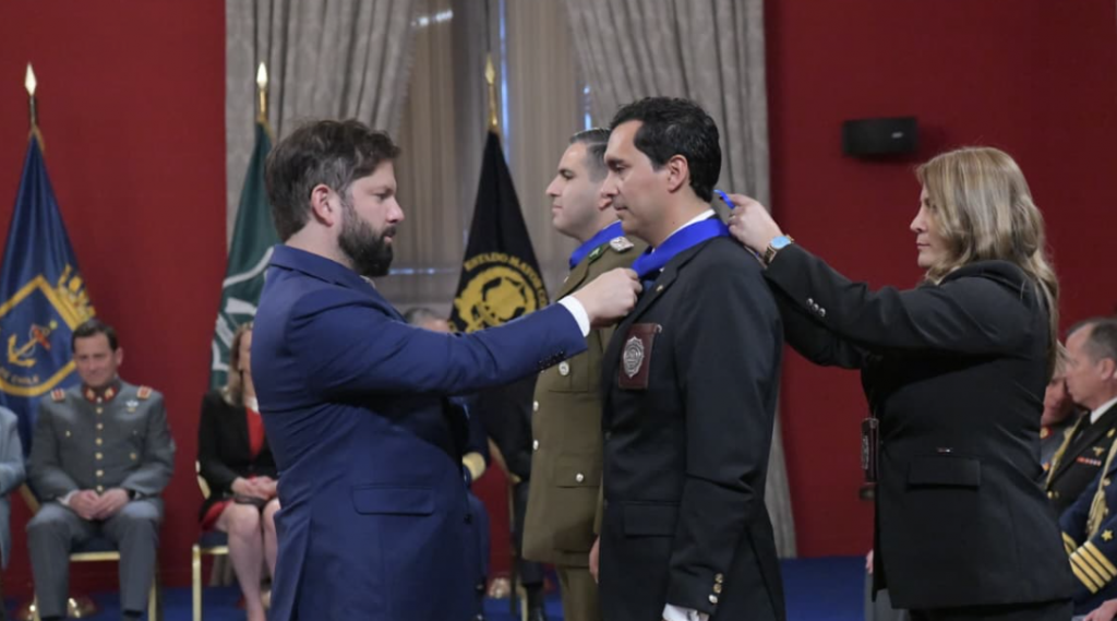 Presidente Boric destaca a los mejores alumnos de las fuerzas armadas y de orden