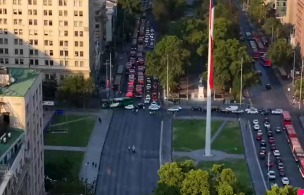 Manifestantes bloquean la Alameda y protestan frente al Minvu: Revisa los desvíos de tránsito