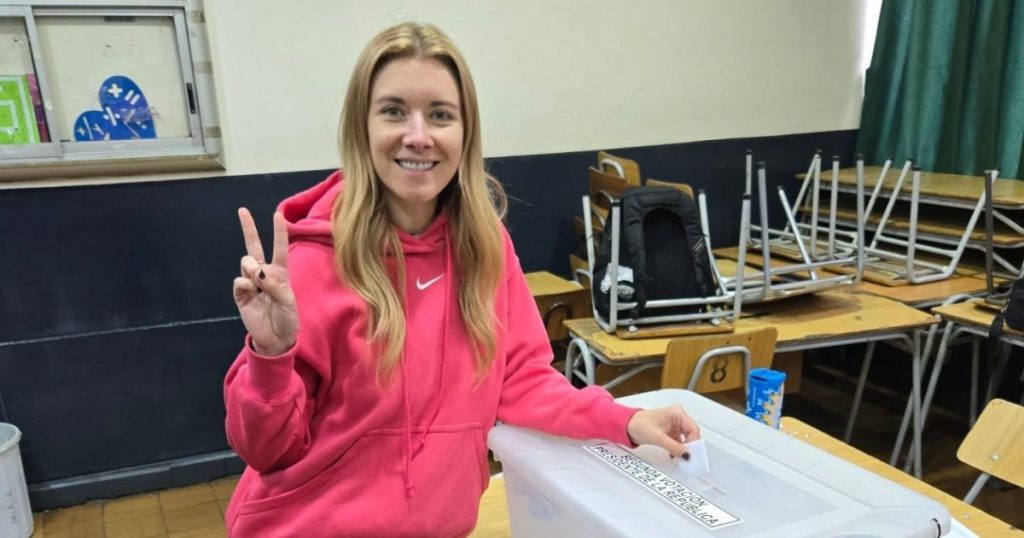 “Te pasaste”: Carla Jara recibió inesperado obsequio mientras era vocal de mesa