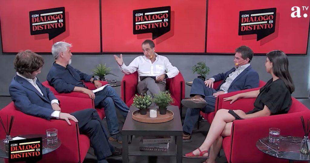 Con Diálogo es Distinto: expertos debaten sobre el futuro del gobierno y la oposición