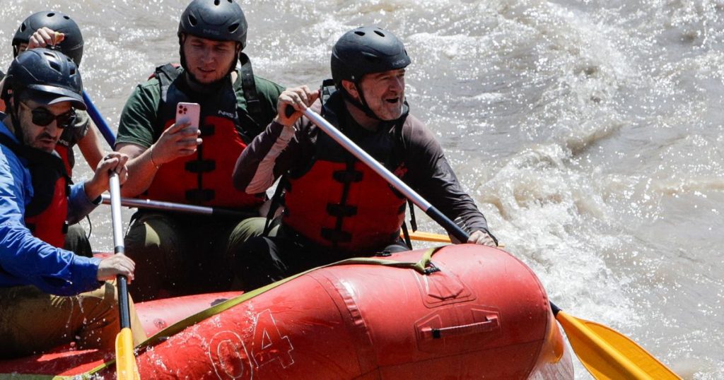Gobernador Claudio Orrego protagoniza descenso en rafting en el río Mapocho