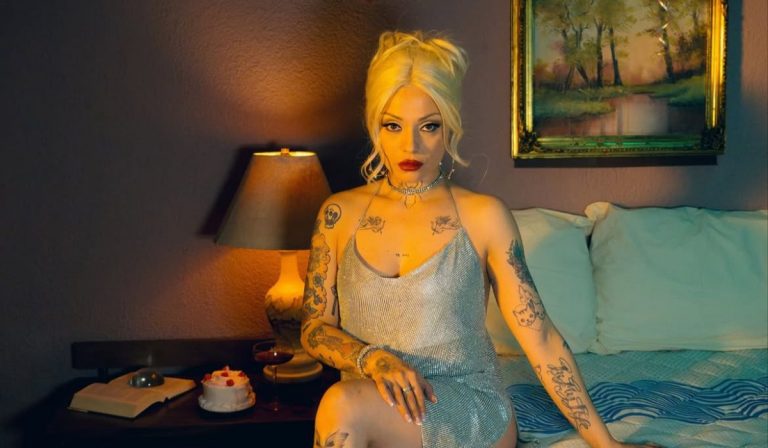 Mon Laferte impacta con radical cambio de look y deja atrás el rubio